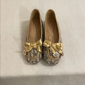 Logo Bow Tweed Womens Flats in Gold and Beige